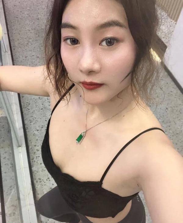 爱健身的素颜美少妇